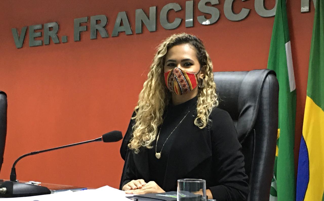 Vereadora Larissa Gomes contrapõe PL do Poder Executivo que compromete os direitos dos profissionais do magistério de Iranduba.