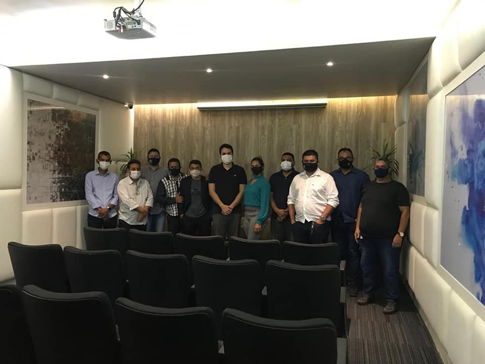 VEREADORES DISCUTEM SOBRE PROJETO DE LEI QUE TRATA DOS VENCIMENTOS DE GESTORES E COORDENADORES.